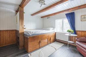 a small bedroom with a bed in a room at Lyckebo in Gunnebo