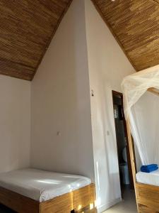 a bedroom with two bunk beds in a room at Vacaciones Timonier in Ndangane