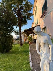 a statue of a boy standing next to a building at Do Carioca in Villalvernia