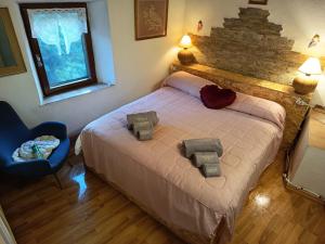 a bedroom with a bed with two pillows on it at La casa di Fiore in Arcidosso