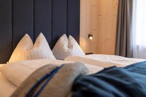 zwei Betten mit weißen Kissen in einem Schlafzimmer in der Unterkunft Residence Dilitz in Reschen