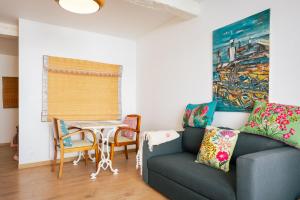 a living room with a couch and a table at Kuching in Arles