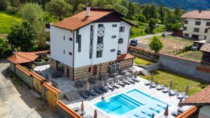 an aerial view of a villa with a swimming pool at Family hotel Andreev in Dobrinishte