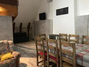 a dining room with a table and chairs at Grand Duplex 9 pers-Centre de La Bourboule in La Bourboule