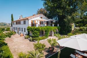 an aerial view of a white house with an umbrella at Italian Experience- Villa La Picena in Ripatransone