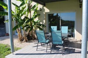 a group of chairs and a table on a porch at Vue sur les Pyrénées in Madiran