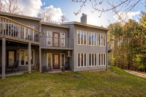a large house with a large yard at Le Summit in Mont-Tremblant