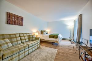 a living room with a couch and a bed at Le Summit in Mont-Tremblant
