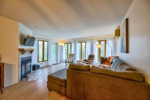 a living room with a couch and a fireplace at Le Summit in Mont-Tremblant