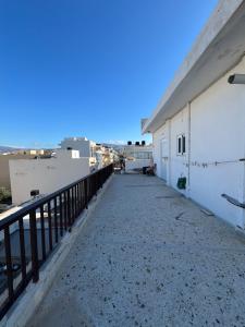 ein Gehweg an der Seite eines Gebäudes in der Unterkunft Light Apartment in Ierápetra