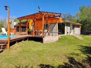 a small house with a deck and a house at nisueñes in Belén de Escobar