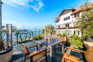 a patio with a table and chairs on a balcony at Hotel Regal in Costinesti