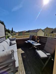 a balcony with chairs and a table on a deck at Ferienhaus zum Eiskeller in Stadt Wehlen