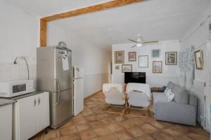 a kitchen and a living room with a refrigerator at Pisito del Pueblo in Navaluenga