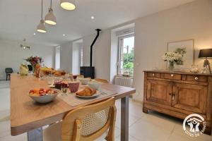 a kitchen with a table with a bowl of fruit on it at Du rocher in Plélo