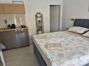a small bedroom with a bed and a kitchen at Studio apartman Fabi in Novigrad Istria