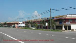 an empty street in a town with a building at AZ Guest House & Inn in Pasir Mas