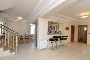 uma cozinha e sala de jantar com mesa e cadeiras em Villa Paradeisi em Paradeísion