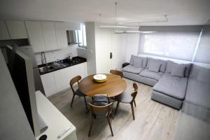 a small living room with a table and a couch at Departamento en el corazón de angelópolis in Puebla