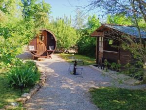 a garden with a shed and a small house at Lagarta , la buche in Étival