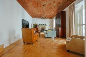 a living room with a couch and chairs at Solar de Arrayollos by PURUS in Arraiolos