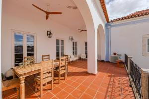 a large dining room with a table and chairs at Solar de Arrayollos by PURUS in Arraiolos