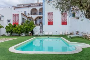 a swimming pool in the yard of a building at Solar de Arrayollos by PURUS in Arraiolos