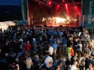 a large crowd of people standing in front of a stage at Eikerapen Panorama in Åseral