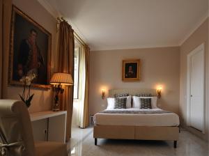 1 dormitorio con 1 cama y una pintura en la pared en Angel Spagna Suite, en Roma