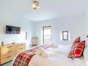 a bedroom with a bed and a dresser with a tv at 1 Bed in Ripon oc-80303 in Thornton Steward