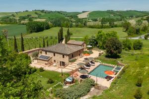 an aerial view of a house with a pool at Agriturismo La Frattina in Buonconvento