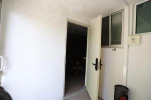 an open door to a room with a table at Departamento en el corazón de angelópolis in Puebla