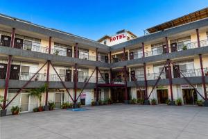 a hotel with a large courtyard in front of it at Hotel Yorio Inn in Tuxpan de Rodríguez Cano