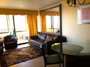 sala de estar con sofá y mesa en Apartamento Altos del Mar, en Antofagasta