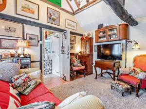 a living room with a couch and a tv at 1 Bed in Lymington oc-94751 in Lymington