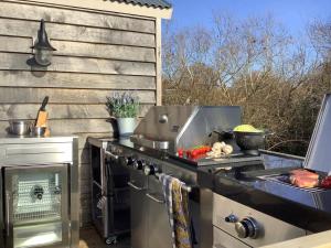 a outdoor kitchen with a stove and a grill at 1 Bed in Aylesbury oc-76403 in Ludgershall