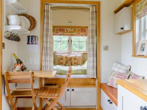 a tiny house with a bed in the window at 1 Bed in Aylesbury oc-76403 in Ludgershall
