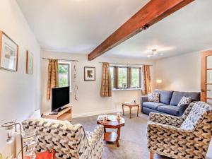a living room with a couch and a tv at 2 Bed in Skipton oc-92898 in Airton