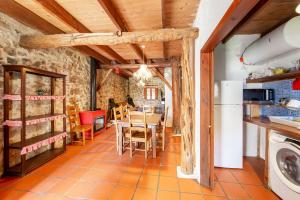 a kitchen and dining room with a table and chairs at El Cau dels Somnis in La Cuevarruz