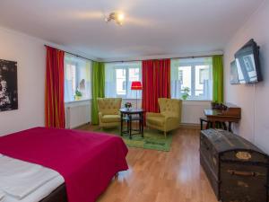 フュッセンにあるAltstadt Ferienwohnung Guade Zeitのベッドルーム1室(ベッド1台、テーブル、椅子付)