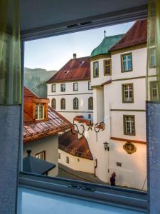 - une vue depuis la fenêtre des bâtiments et des toits dans l'établissement Altstadt Ferienwohnung Guade Zeit, à Füssen