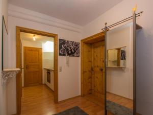 um quarto com uma porta e um corredor com pisos em madeira em Altstadt Ferienwohnung Guade Zeit em Füssen