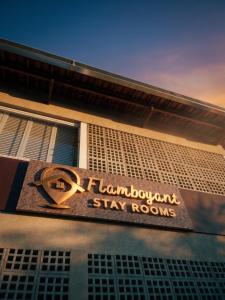 a sign on the side of a building at Flamboyant Stay Rooms in Goiânia