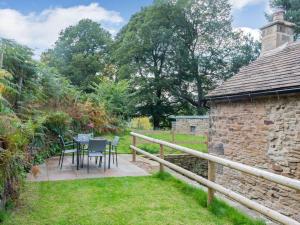 a garden with a table and chairs and a building at 2 Bed in Hope Valley oc-88979 in Sheffield