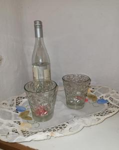 a bottle of wine and two glasses on a table at Monoambiente KALKI in Roldán