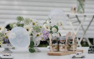 a table with a bunch of flowers and glass domes at 不觉晓晨曦花园别墅 Bujuexiao Dawn Garden Villa Shanghai - Free daily shuttle bus to Disneyland, exquisite and beautiful garden courtyard, private spa bathtub in each room, hearty daily breakfast provided for all guests in Shanghai