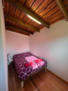a small bedroom with a bed in a room at Sierras de Canela Tiny in Tandil