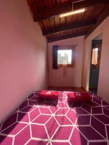 a room with a pink floor and a window at Sierras de Canela Tiny in Tandil