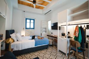 Llit o llits en una habitació de Skyron Hotel
