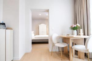 a room with a table and chairs and a bedroom at Hotel Schloss Teutschenthal in Teutschenthal